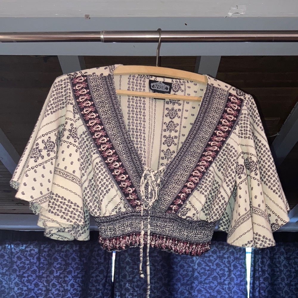 Crop top women’s trendy stylish shirt.